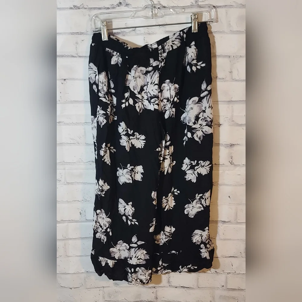 Simply Vera Floral Lightweight Capri Pants Med - Picture 4 of 5